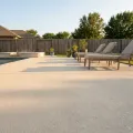 Voorbeeld van een gecoat terras