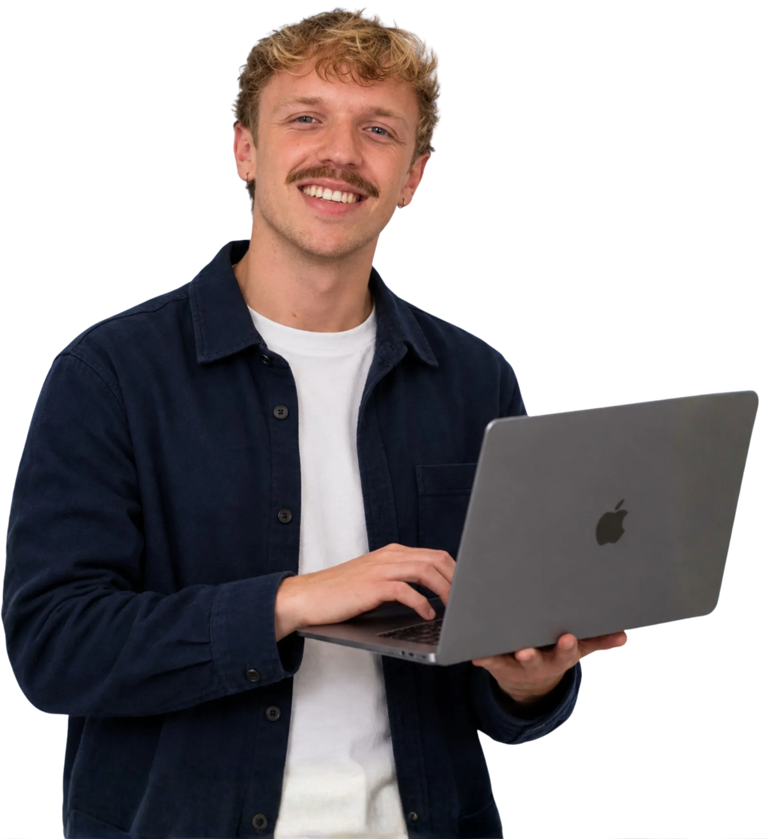 Timo Blaauw, medeoprichter van Traffic To Talks, aan het werk op een laptop